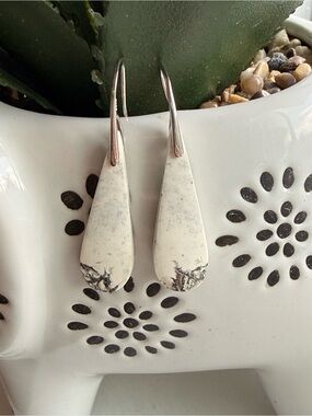 Natural Maligano
Jasper 925 Sterling Silver Gemstone Pear Shaped Earrings.